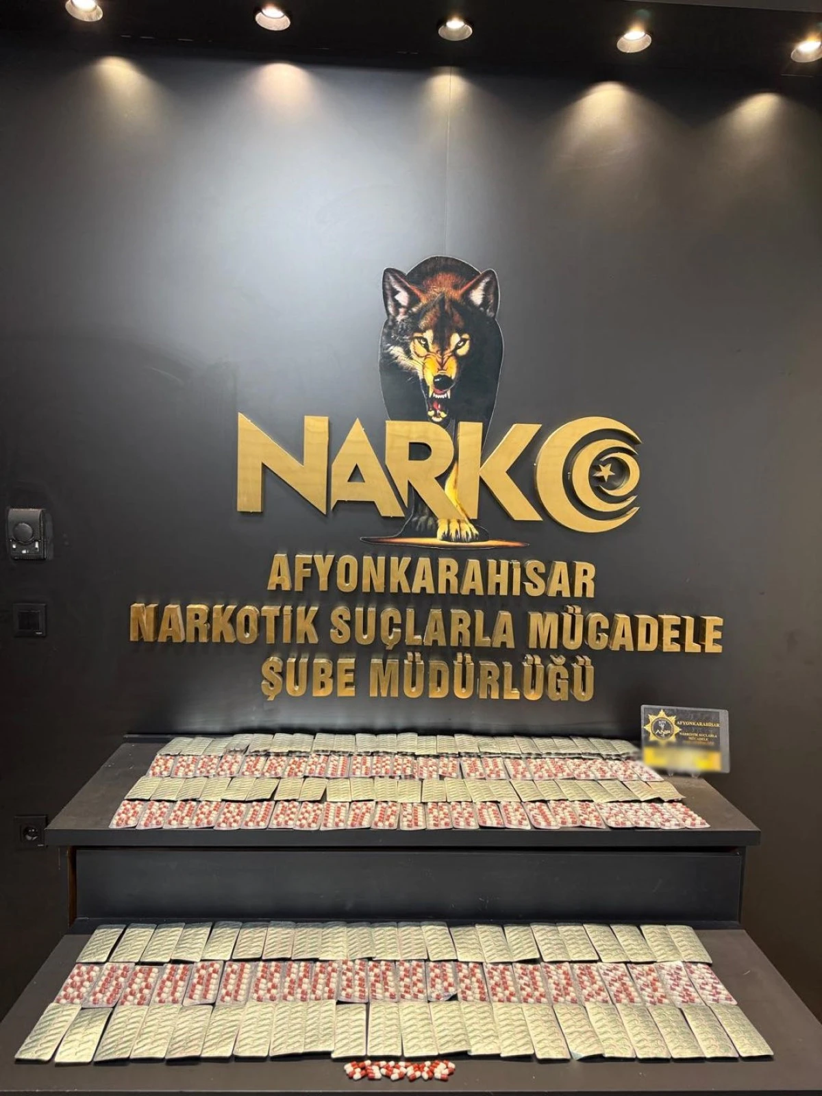 AFYONKARAHİSAR'DA UYUŞTURUCU OPERASYONU: 3 BİN 159 SENTETİK ECZA ELE GE&Ccedil;İRİLDİ