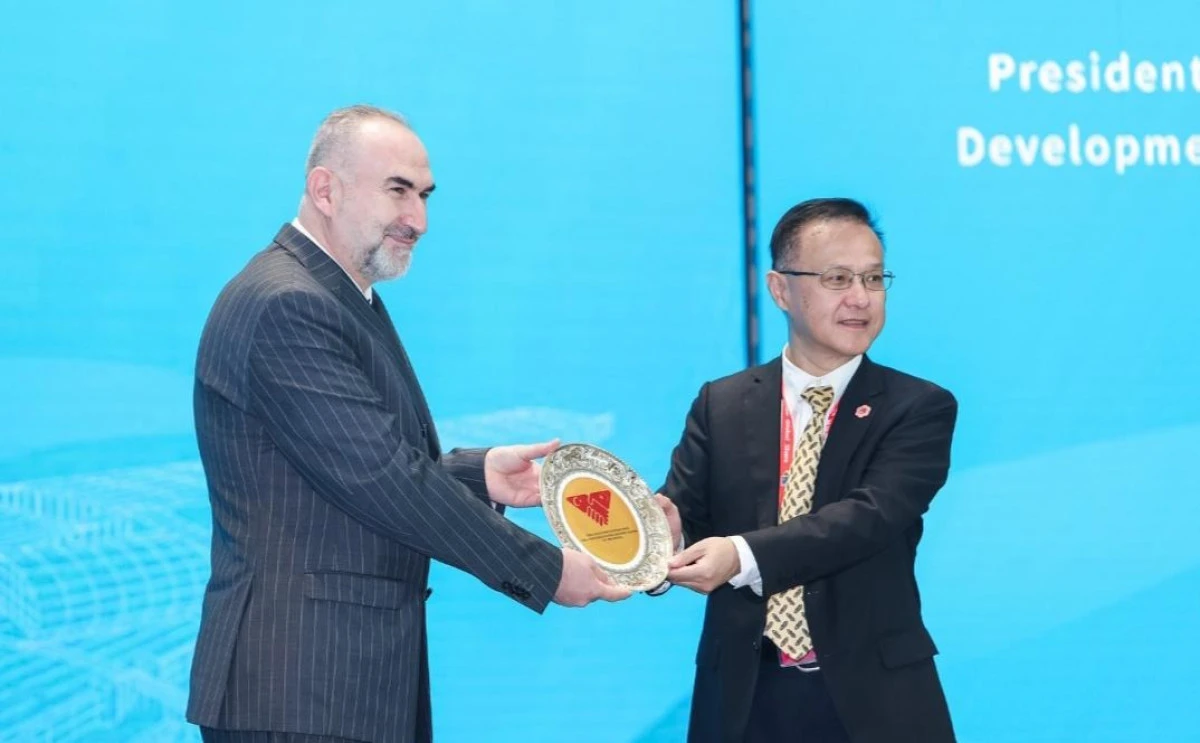 AFYONLU İŞ İNSANI İHSAN BEŞER, KANTON FUARI&rsquo;NDA T&Uuml;RKİYE-&Ccedil;İN İŞ BİRLİĞİNİ ANLATTI