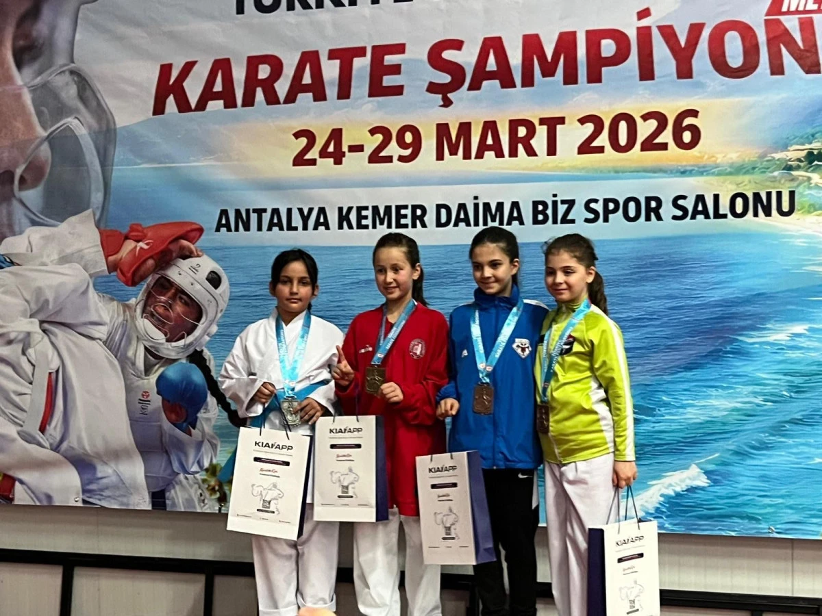 AFYON&rsquo;UN GEN&Ccedil; KARATECİLERİ T&Uuml;RKİYE ARENASINDA PARLADI