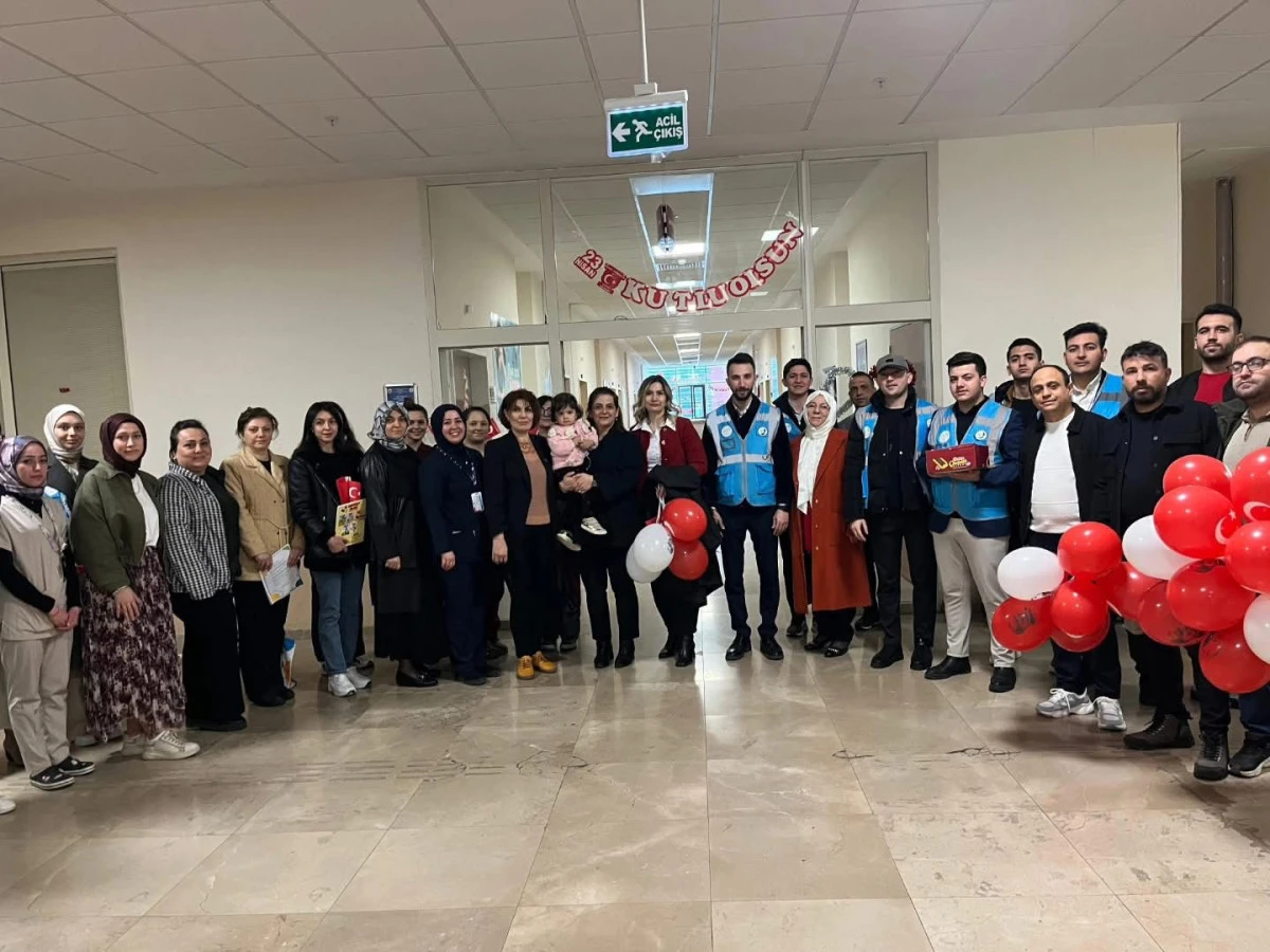 AK GEN&Ccedil;LİK&rsquo;TEN ANLAMLI 23 NİSAN BULUŞMASI: BAYRAM SEVİNCİ HASTANEYE TAŞINDI
