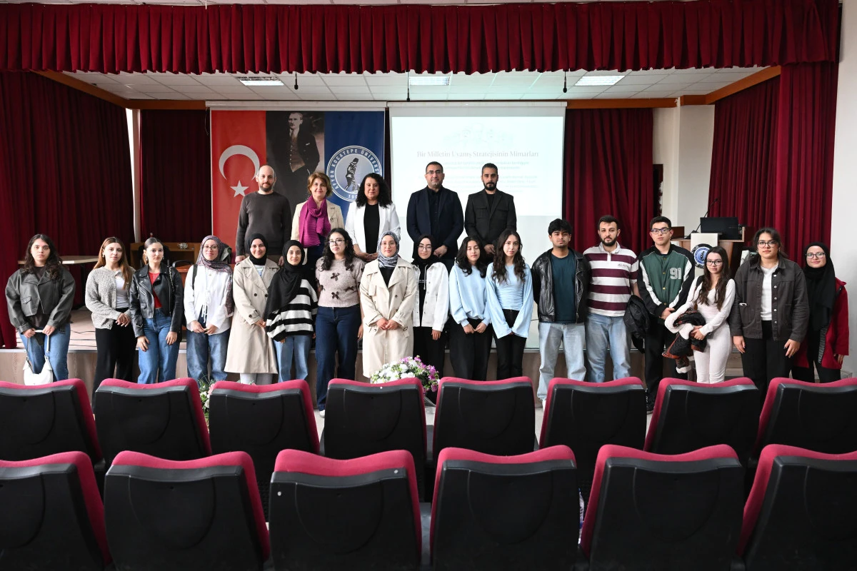 AK&Uuml;&rsquo;DE &Ccedil;İFTE ETKİNLİK: 19 MAYIS TEMALI AFİŞ SERGİSİ VE KURTULUŞ YOLU PANELİ BİR ARADA