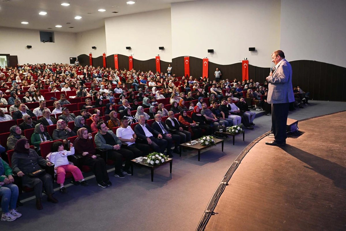 AKÜ’de Hayati İnanç Tarafından “Hayata Şiirden Bakmak” Konusu Anlatıldı