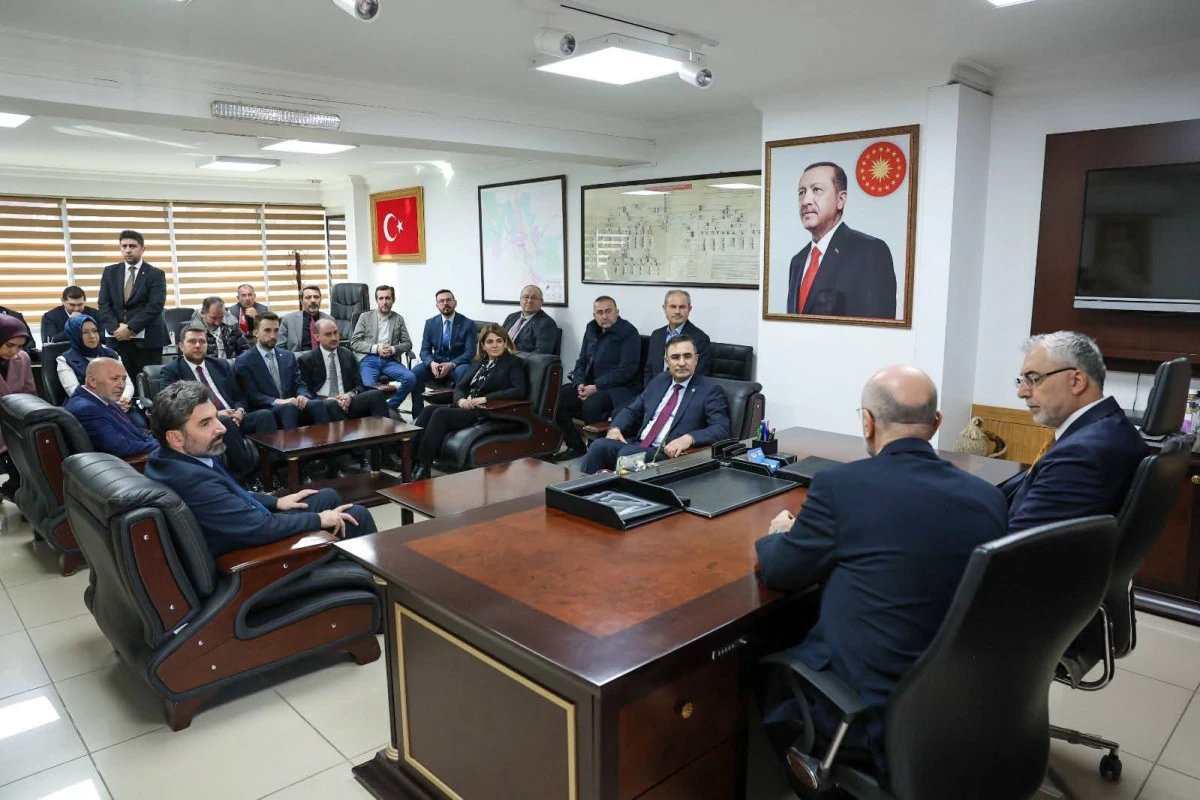 BAKAN IŞIKHAN AK PARTİ AFYONKARAHİSAR İL BAŞKANLIĞI&rsquo;NI ZİYARET ETTİ