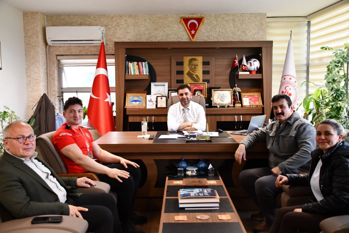 BİLEK G&Uuml;REŞİNDE T&Uuml;RKİYE &Uuml;&Ccedil;&Uuml;NC&Uuml;S&Uuml; BEYTULLAH G&Ouml;KHASAN&rsquo;A TEBRİK ZİYARETİ