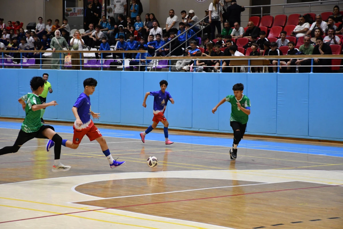 FUTSAL YILDIZLAR YARI FİNAL HEYECANI TINAZTEPE SPOR SALONU&rsquo;NDA BAŞLADI