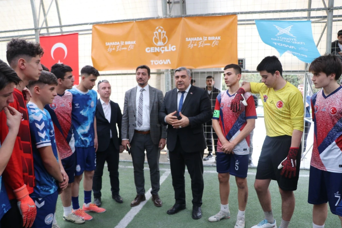 GEN&Ccedil;LER SAHADA, DOSTLUK TRİB&Uuml;NDE COŞTU