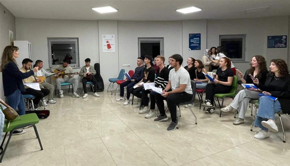 GSB yurtlarında kalan öğrenciler, müziğin birleştirici gücünü keşfetmek için bir araya gelerek koro çalışmalarına başladı.