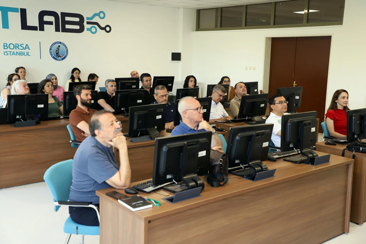 İİBF&rsquo;DE YAPAY ZEK&Acirc; KULLANIMI VE PROMPT OLUŞTURMA EĞİTİMİ D&Uuml;ZENLENDİ