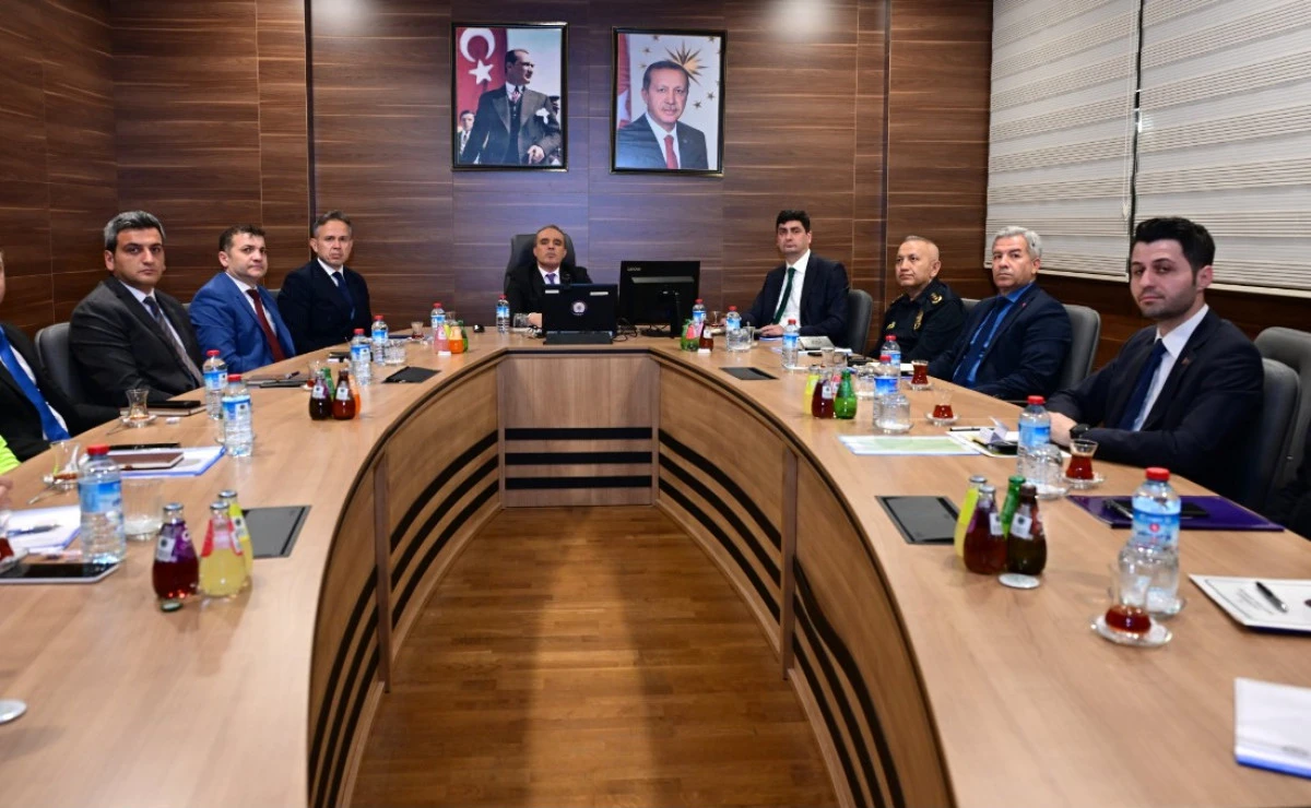 İL EMNİYET M&Uuml;D&Uuml;R&Uuml; BAŞKANLIĞINDA DEĞERLENDİRME TOPLANTISI YAPILDI