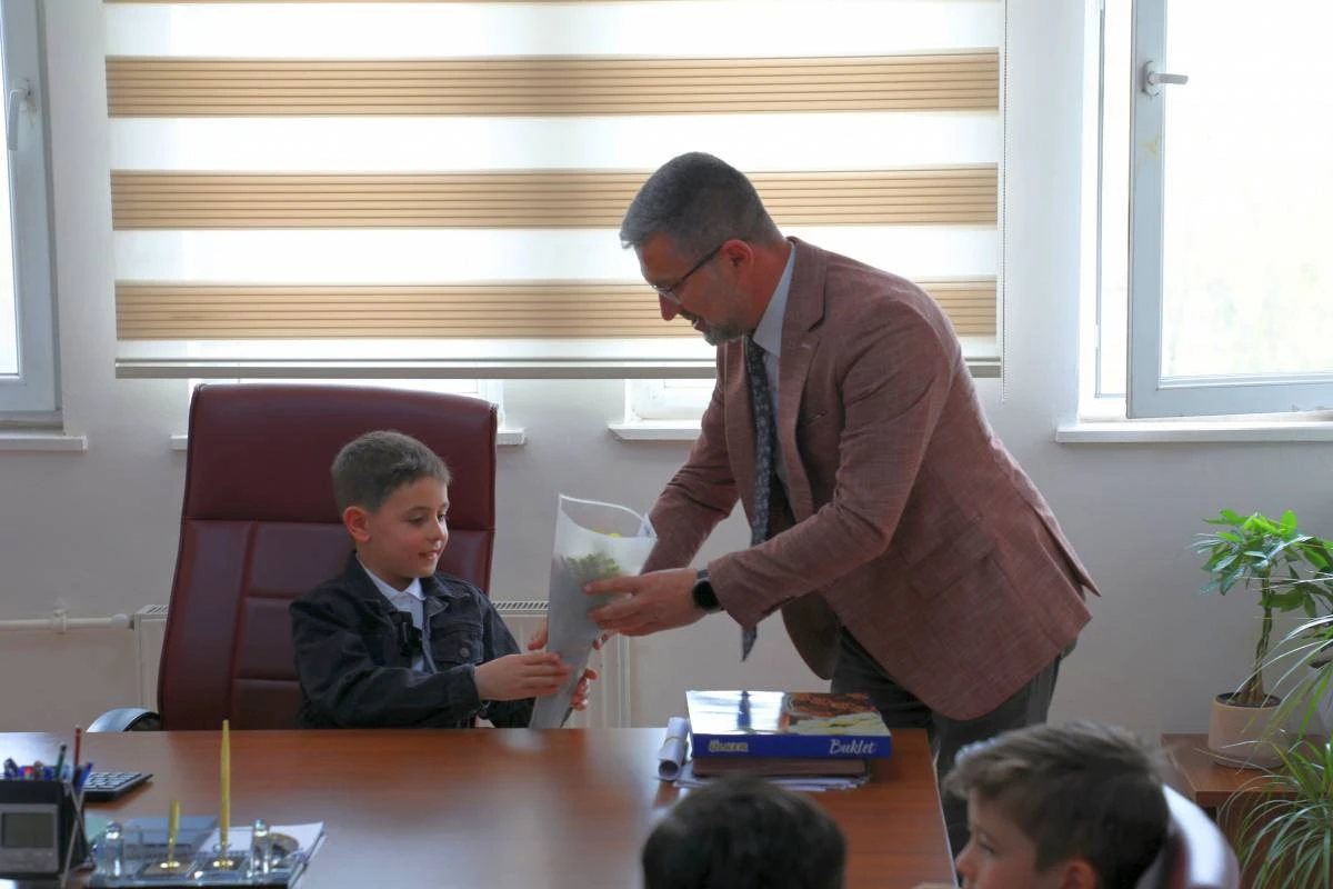 MİNİK &Ouml;ĞRENCİLERDEN AFS&Uuml;&rsquo;YE ULUSAL EGEMENLİK VE &Ccedil;OCUK BAYRAMI ZİYARETİ