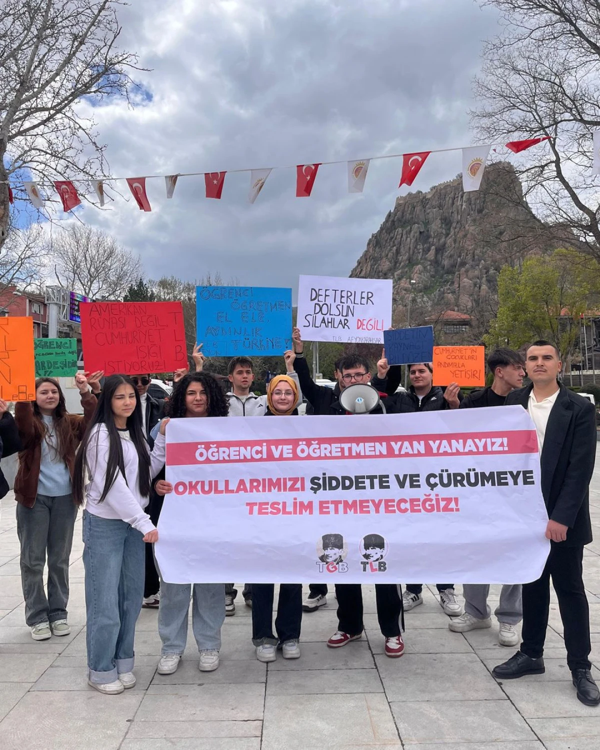 &Ouml;ĞRENCİ VE &Ouml;ĞRETMENLERDEN ORTAK MESAJ: OKULLARIMIZI ŞİDDETE TESLİM ETMEYECEĞİZ