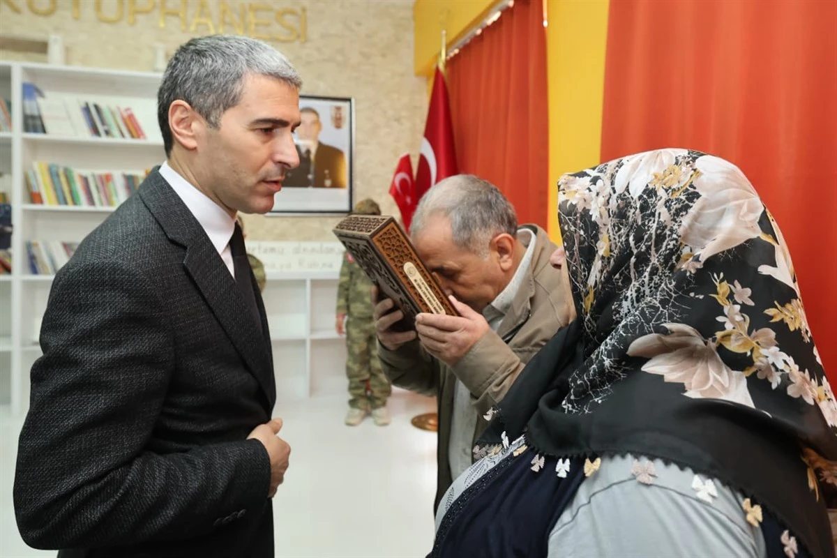 &Ouml;ĞRENCİLER DAVET ETTİ, VALİ AKTAŞ K&Uuml;T&Uuml;PHANEYİ &Ouml;ĞRENCİLERLE A&Ccedil;TI