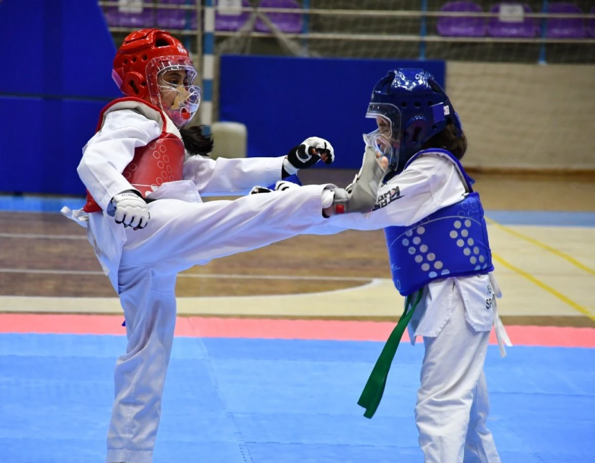OKUL SPORLARI TAEKWONDO M&Uuml;SABAKALARI SONA ERDİ
