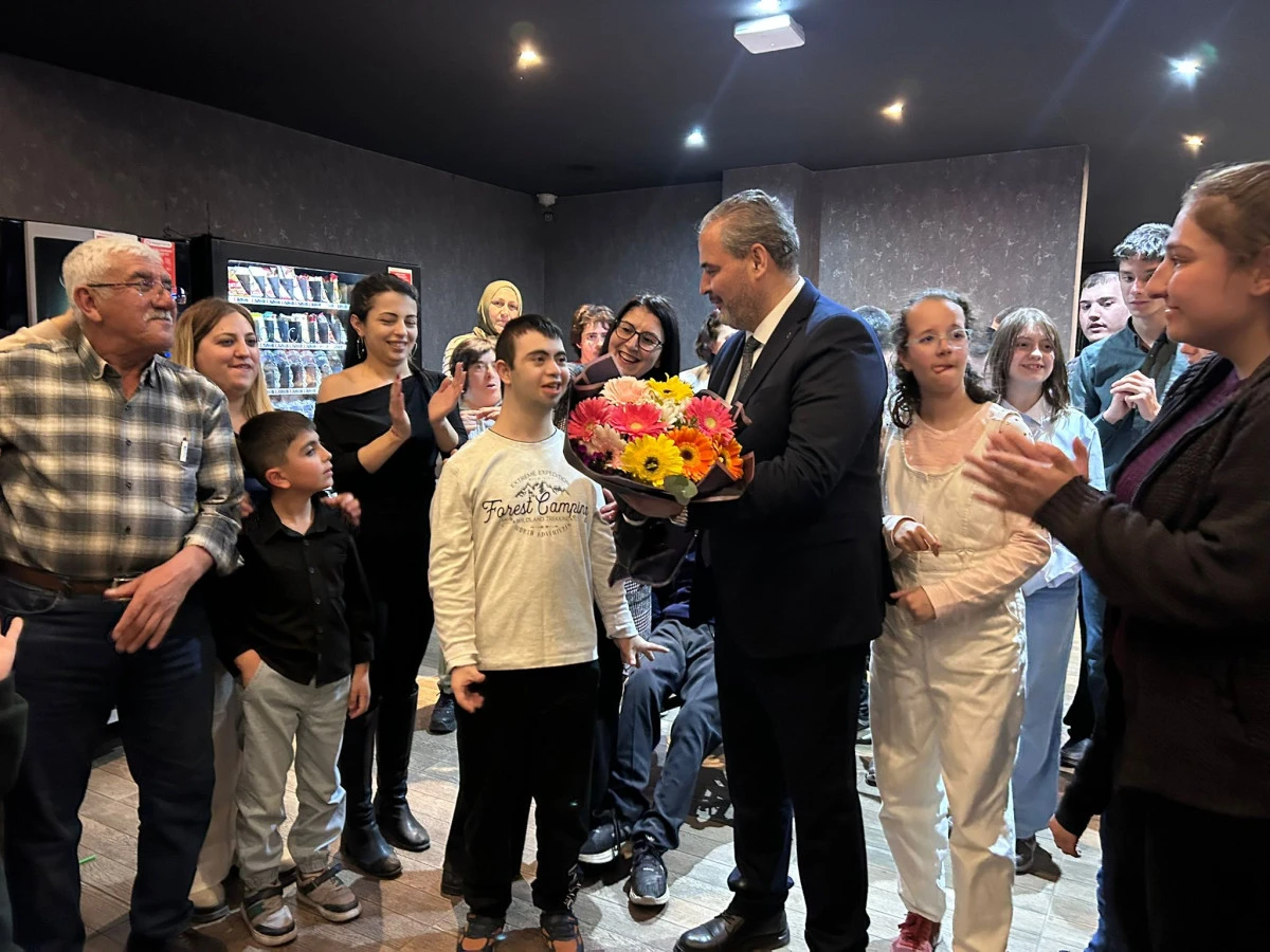 OTİZMLİ &Ccedil;OCUKLARDAN REKT&Ouml;R ASLAN&rsquo;A TIP BAYRAMI S&Uuml;RPRİZİ