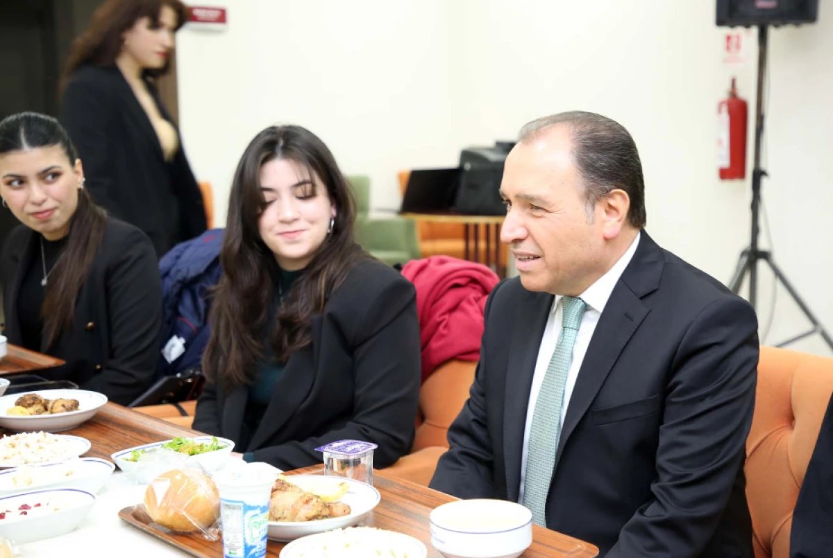 Rekt&ouml;r Karakaş; &Ouml;ğrenci Kul&uuml;p ve Topluluk Temsilcileri ve Uluslararası &Ouml;ğrencilerle İftar Sofrasında Bir Araya Geldi