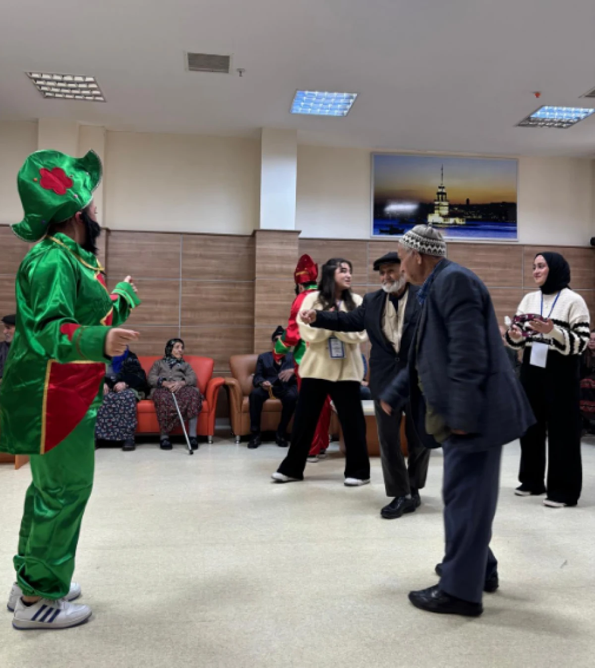 SANDIKLI&rsquo;DA HUZUREVİNDE RENKLİ ETKİNLİK