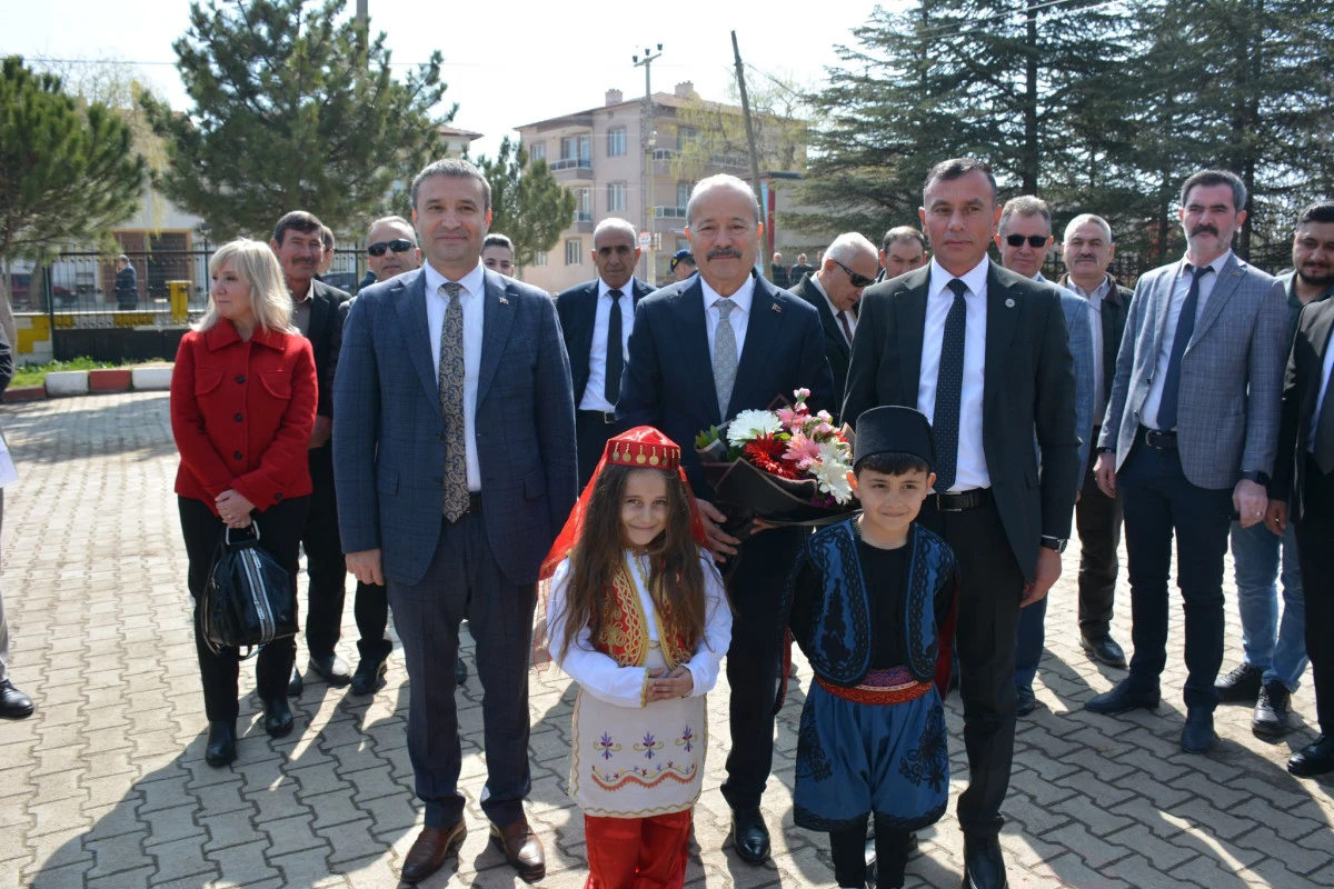 TERAVİH NAMAZINA KATILAN &Ccedil;OCUKLARA 400 HEDİYE DAĞITILDI