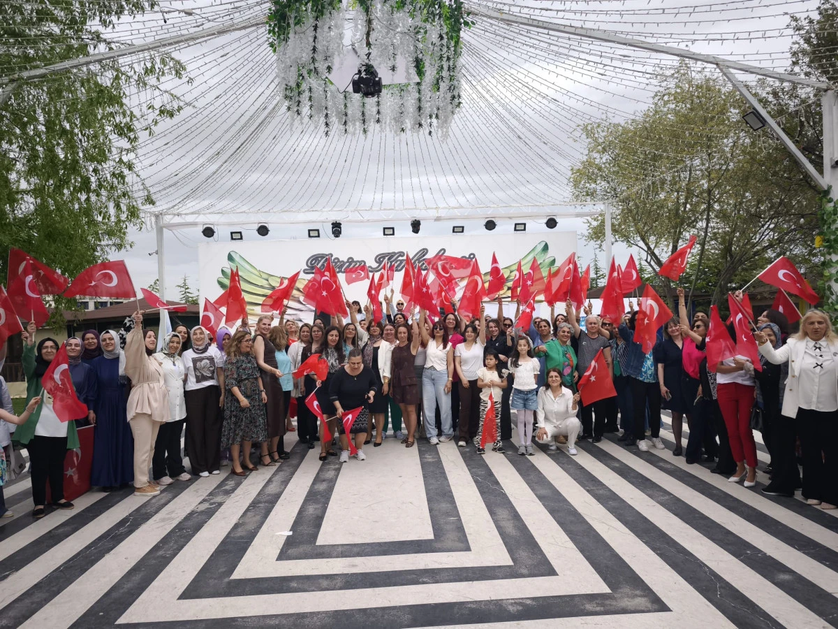 Türk Eğitim Sen'den Duygusal Anneler Günü Programı: “İlk Öğretmenimiz Annemizdir”