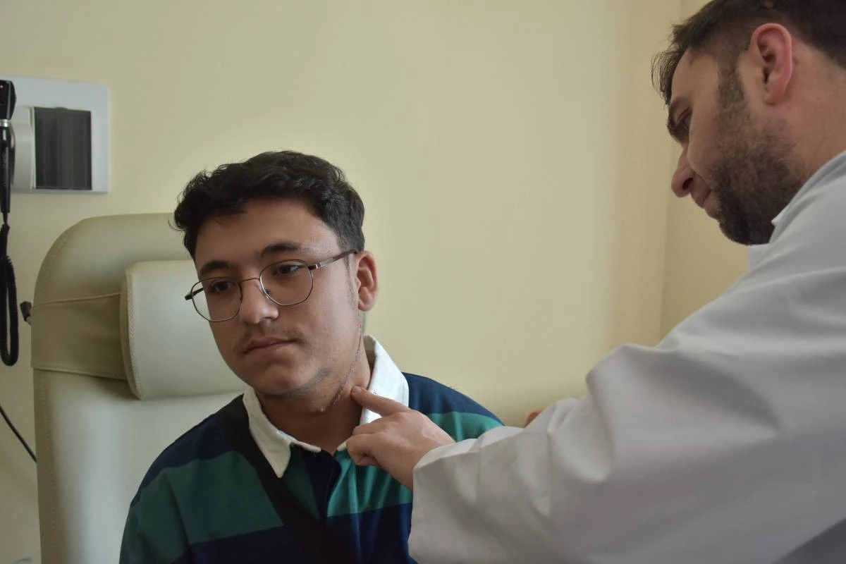 UŞAKLI GEN&Ccedil; BOYNUNDAKİ NADİR GL&Oacute;MUS T&Uuml;M&Ouml;RDEN AFS&Uuml; HASTANESİNDE KURTULDU