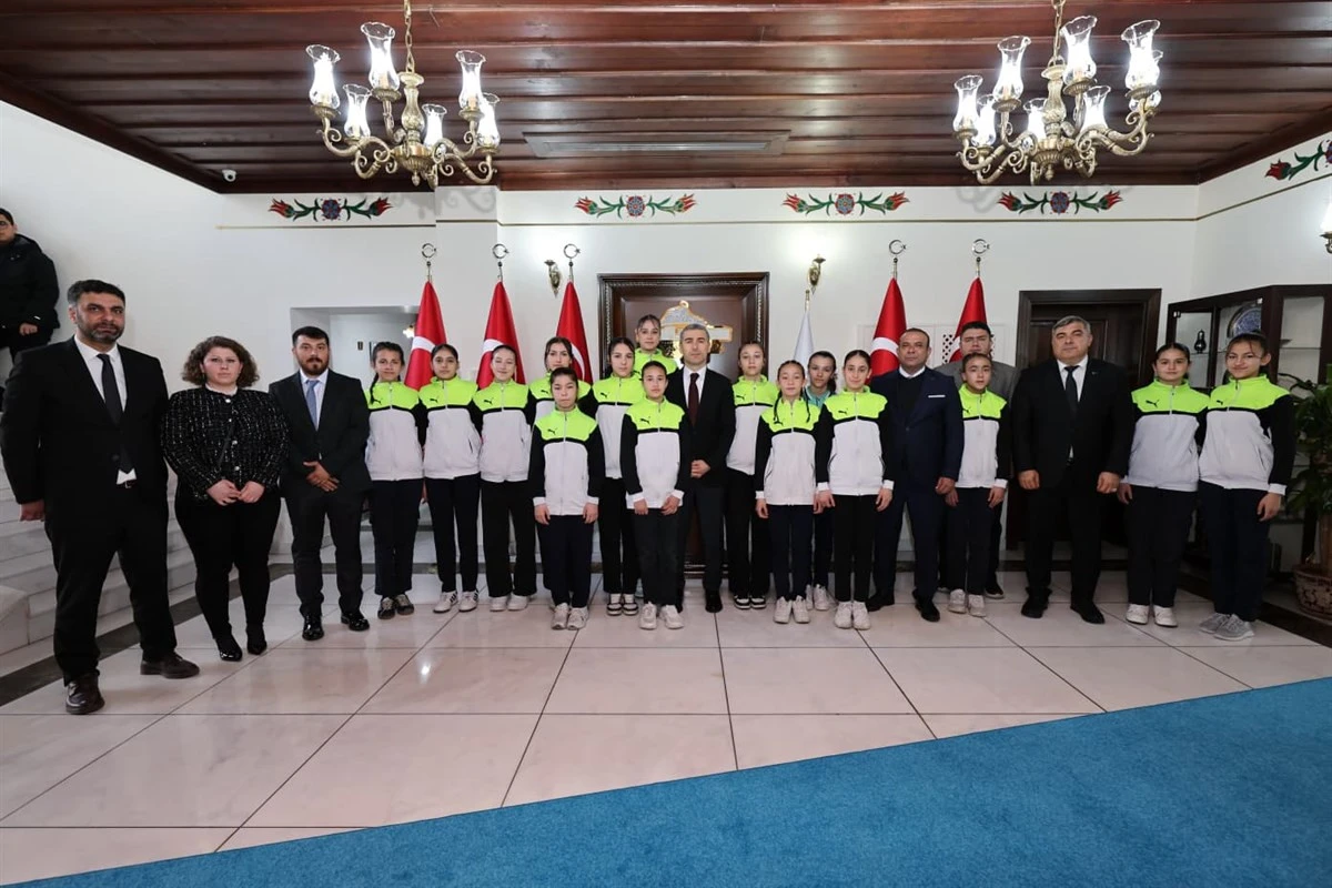 VALİ DR. NACİ AKTAŞ BAŞARILI &Ouml;ĞRENCİLERİ AĞIRLADI