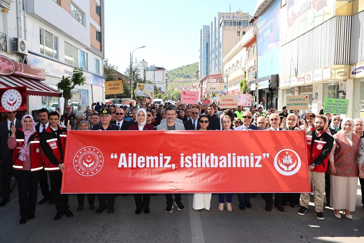 Vali Yiğitbaşı Aile Yılı Farkındalık Yürüyüşüne Katıldı