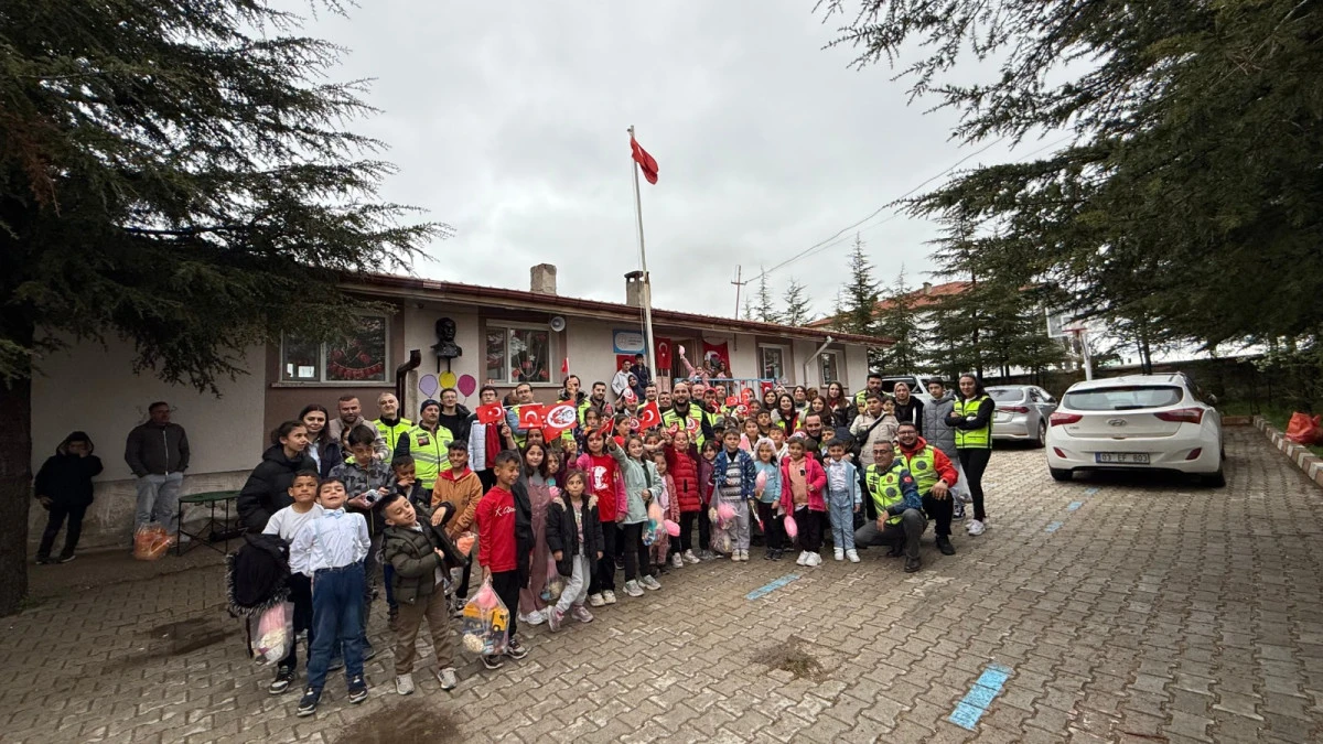 YAĞMURA RAĞMEN DURMADILAR: 272 PMS AFYON MOTOSİKLET DERNEĞİ&rsquo;NDEN &Ccedil;OCUKLARA 23 NİSAN S&Uuml;RPRİZİ